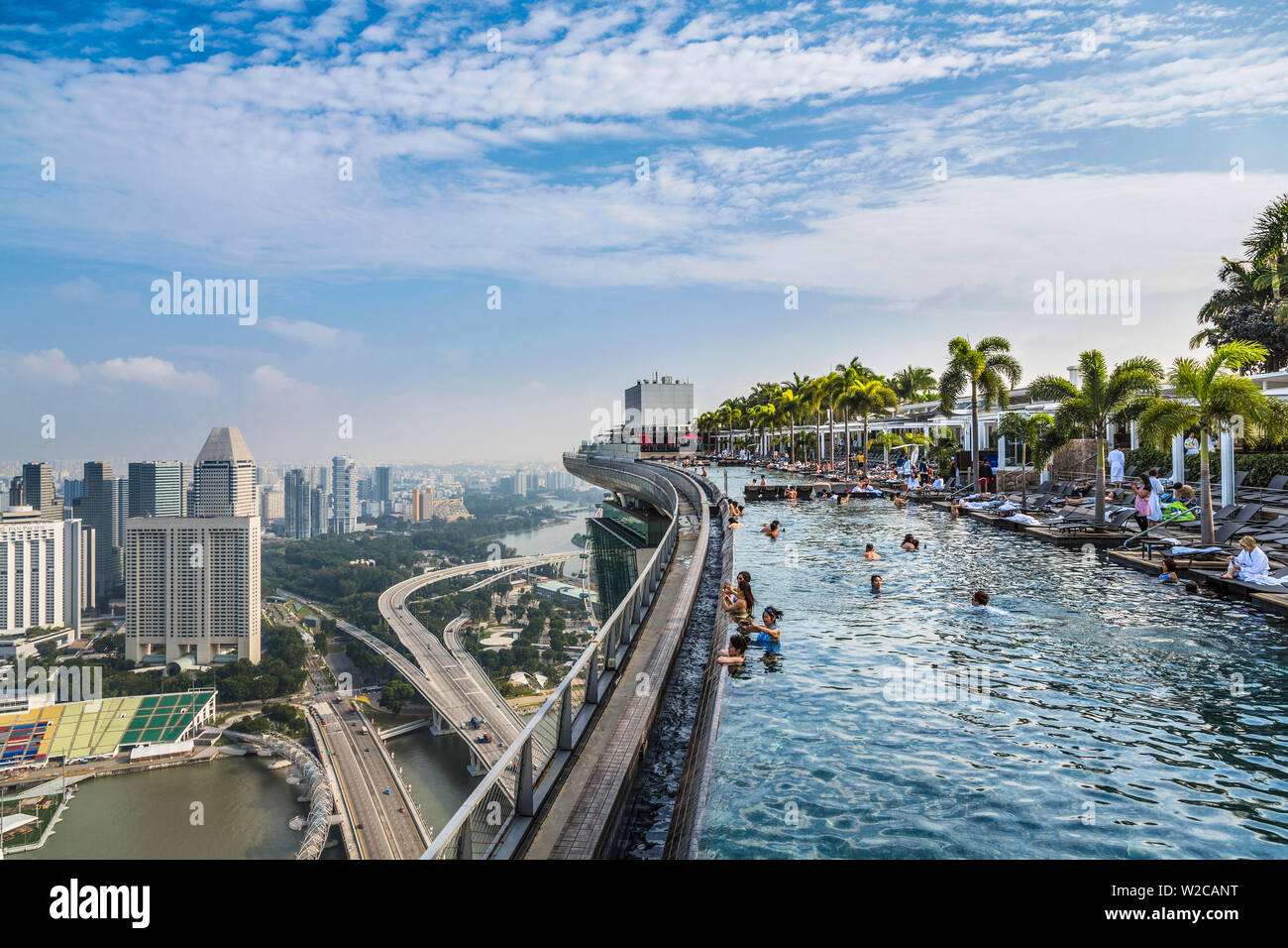 Infinity Pool & Singapur Skyline in der Dämmerung, Marina Bay Sands Hotel, Singapur Stockfoto