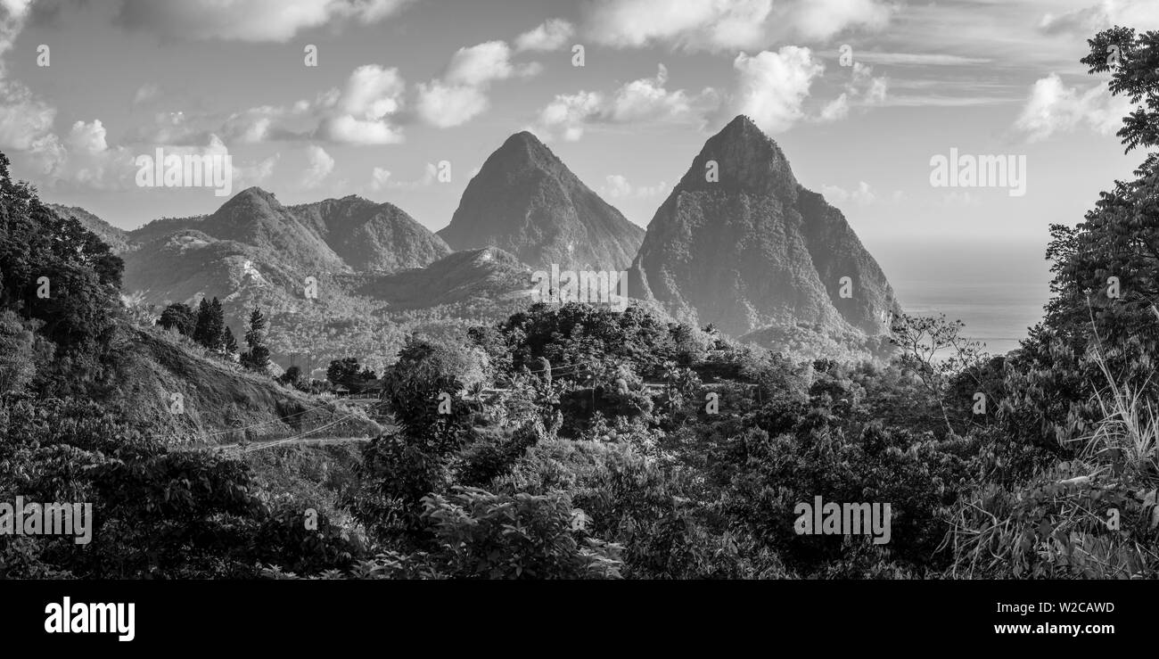 Karibik, St. Lucia, Petit (in der Nähe) und Gros Piton Berge (UNESCO Weltkulturerbe) Stockfoto