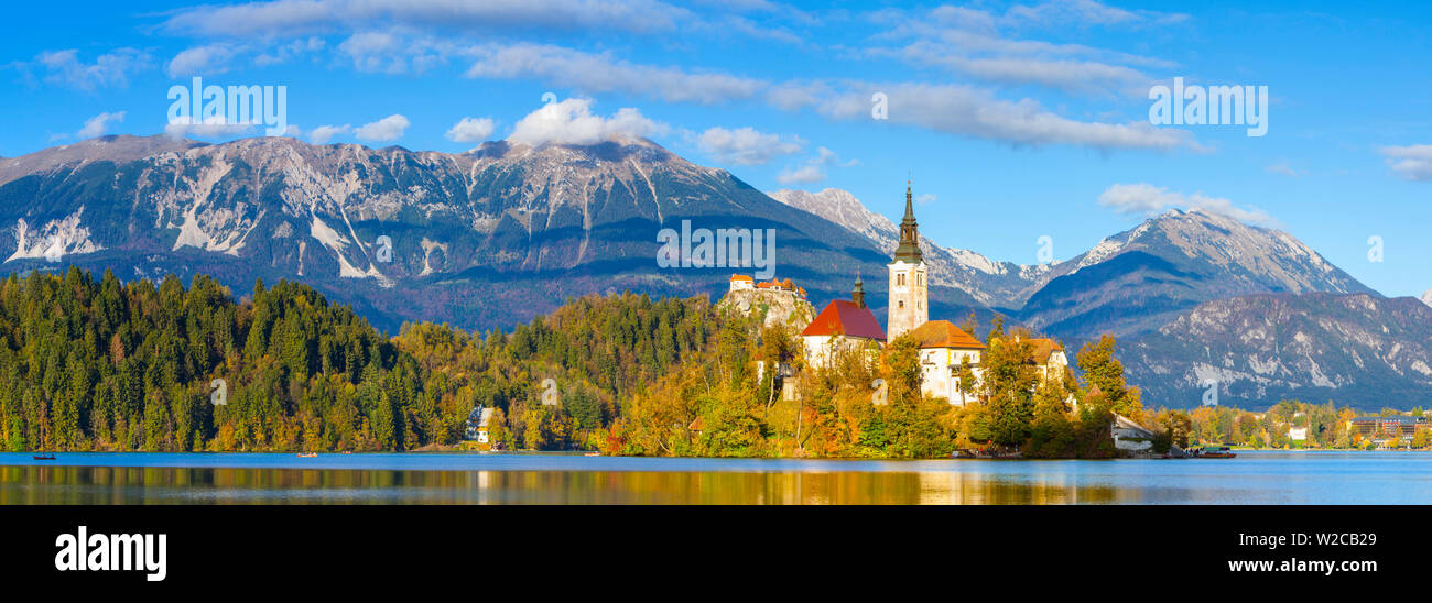 Die Insel (Blejski otok) mit der Kirche Mariä Himmelfahrt (Cerkev Marijinega vnebovzetja), der See von Bled, Bled, Obere Krain, Julische Alpen, Slowenien Stockfoto