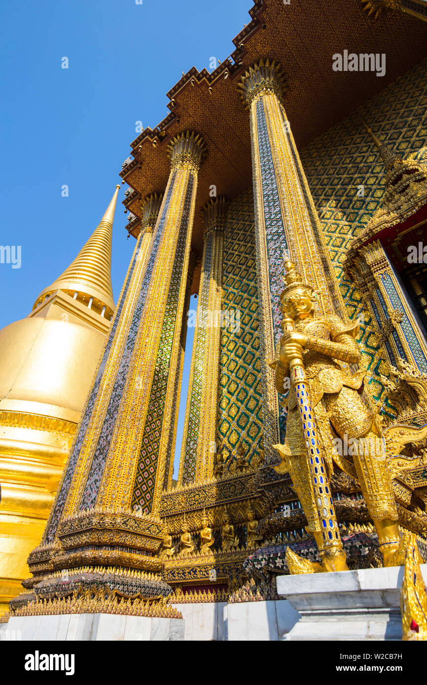 Phra Mondop (die Bibliothek) und Phra Sri Rattana Chedi, Wat Phra Kaew (Tempel des Smaragd-Buddha), Bangkok, Thailand Stockfoto