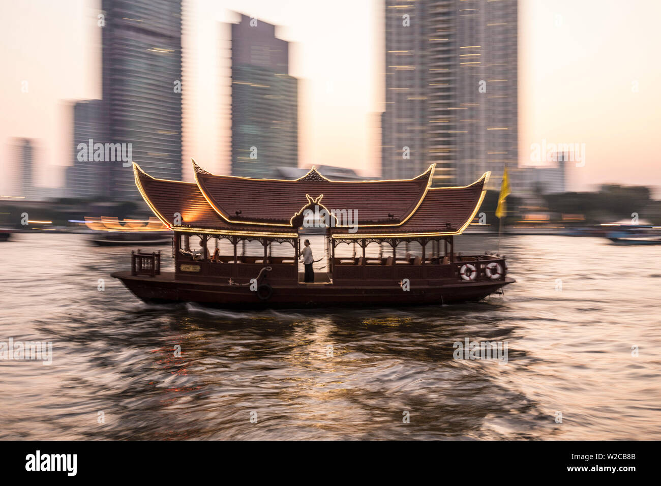 Hotel shuttle Boot auf dem Chao Phraya River außerhalb des Mandarin Oriental, Bangkok, Thailand Stockfoto