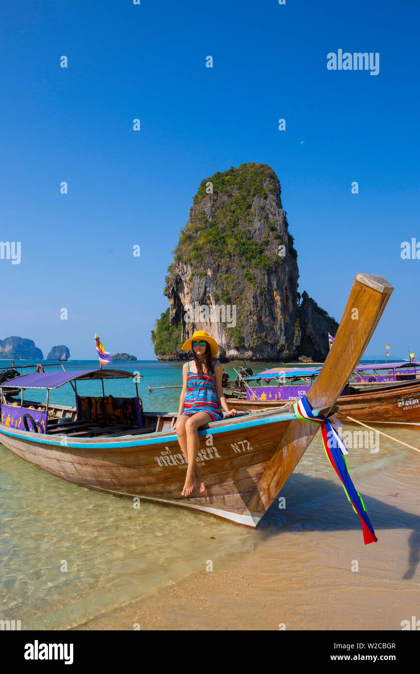 Longtail Boote auf Phra Nang Beach, Railay Halbinsel, Provinz Krabi, Thailand Stockfoto