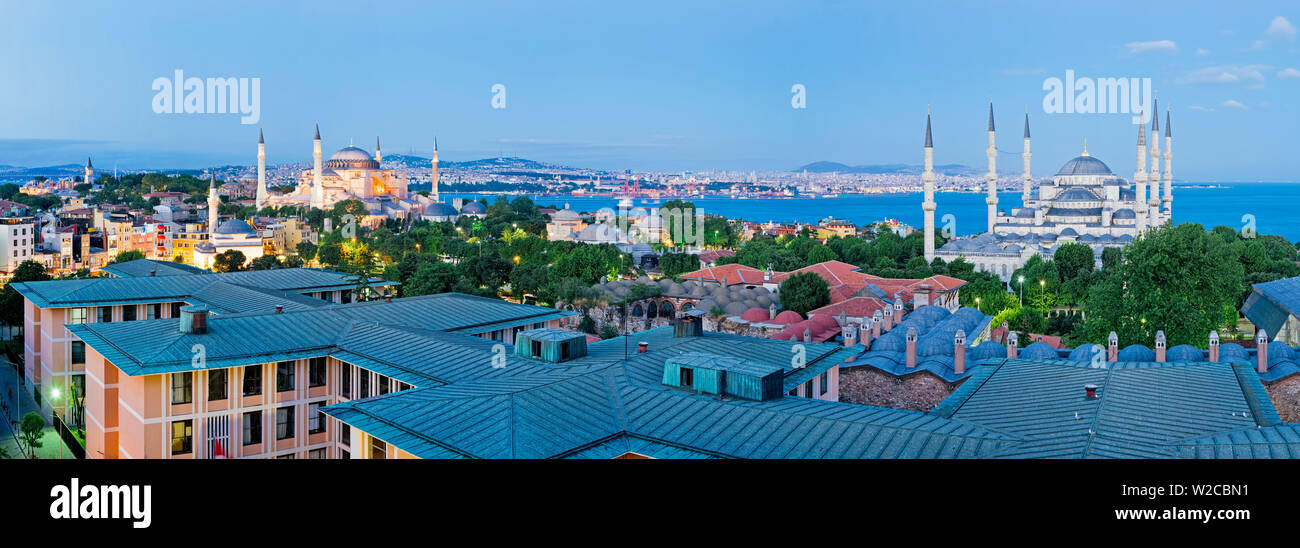 Die Blaue Moschee (Sultan Ahmet Moschee) und die Skyline der Stadt Istanbul, Marmarameer Provinz, Türkei, Europa Stockfoto