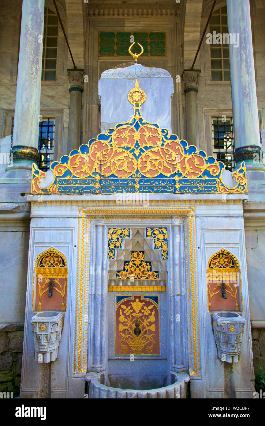 Dekorative Brunnen vor Eingang zur Bibliothek von Ahmet 3., Bagdad Pavillon, Topkapi Palace, Istanbul, Türkei Stockfoto