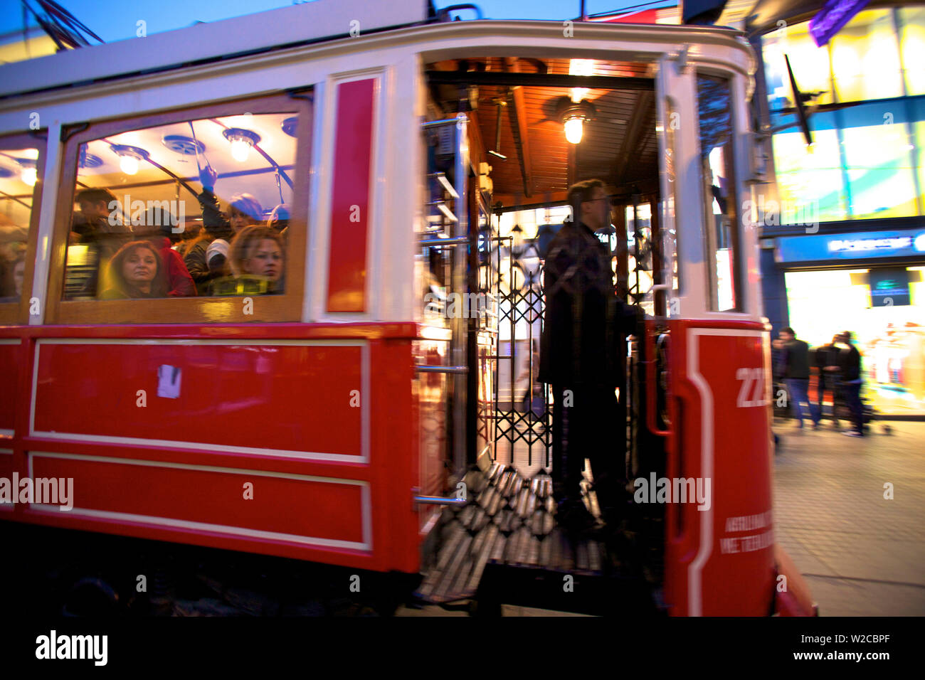 Historische rote Straßenbahn auf der Istiklal Caddesi, Beyoglu, Istanbul, Türkei Stockfoto