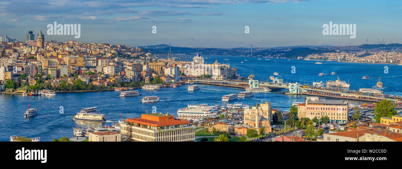 Türkei, Istanbul, Blick über Beyoglu und Sultanahmet Viertel, das Goldene Horn und den Bosporus Stockfoto