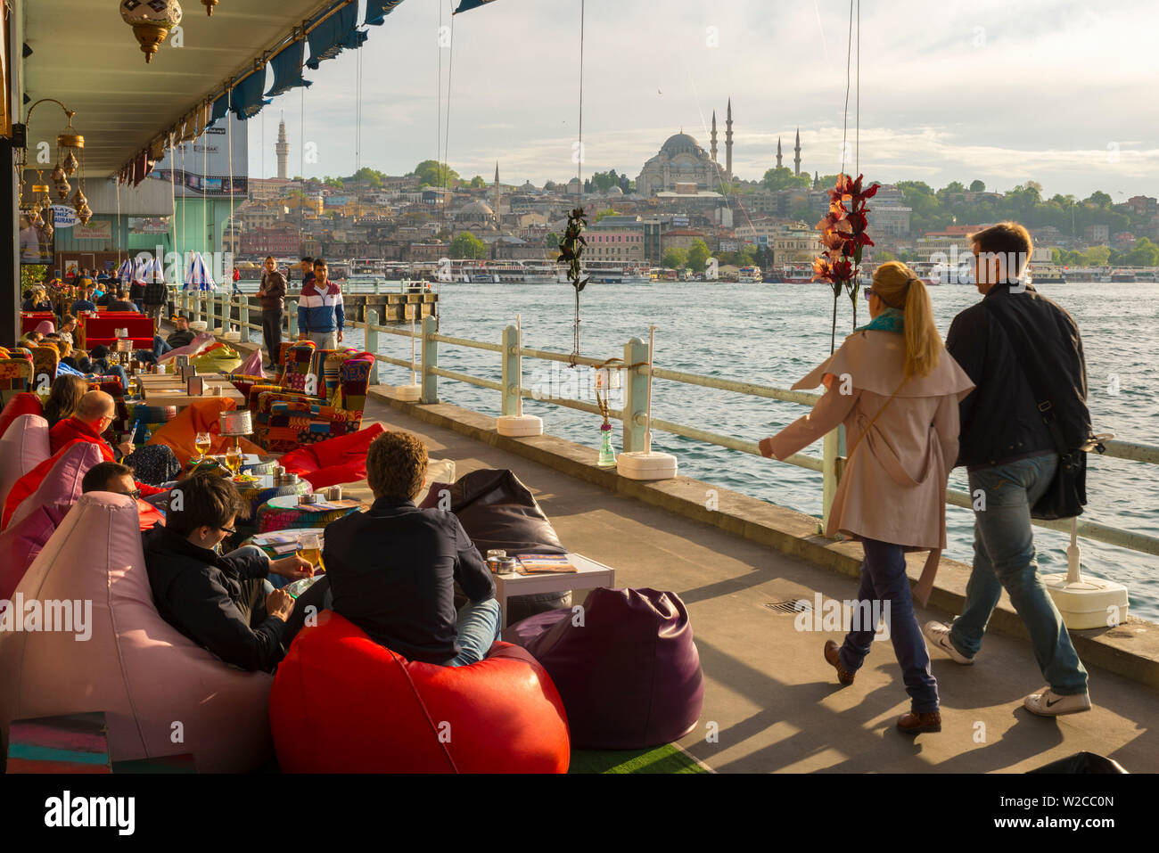 Türkei, Istanbul, Sultanahmet, Galata Brücke über das Goldene Horn, die Suleymaniye Moschee Stockfoto