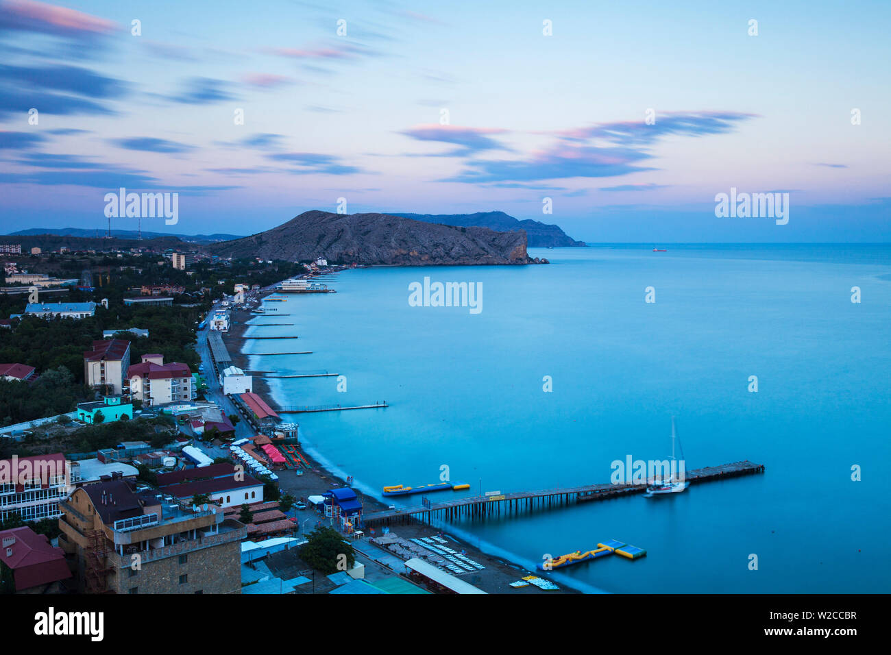 Ukraine, Krim, Sudak Aussicht auf Stadt und Küste des Schwarzen Meeres Stockfoto