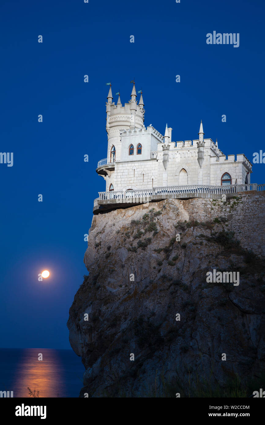 Ukraine, Krim, Yalta, Gaspra, Vollmond über glänzt über dem Schwalbennest Schloss thront auf Aurora Clff Stockfoto