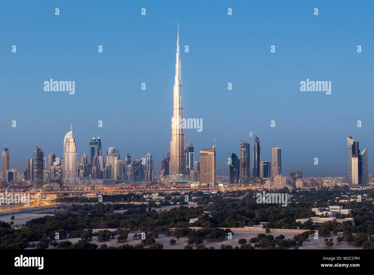 Vereinigte Arabische Emirate, Dubai, erhöhten Blick auf die neue Skyline von Dubai, Burj Khalifa, moderne Architektur und skyscrappers an der Sheikh Zayed Road Stockfoto