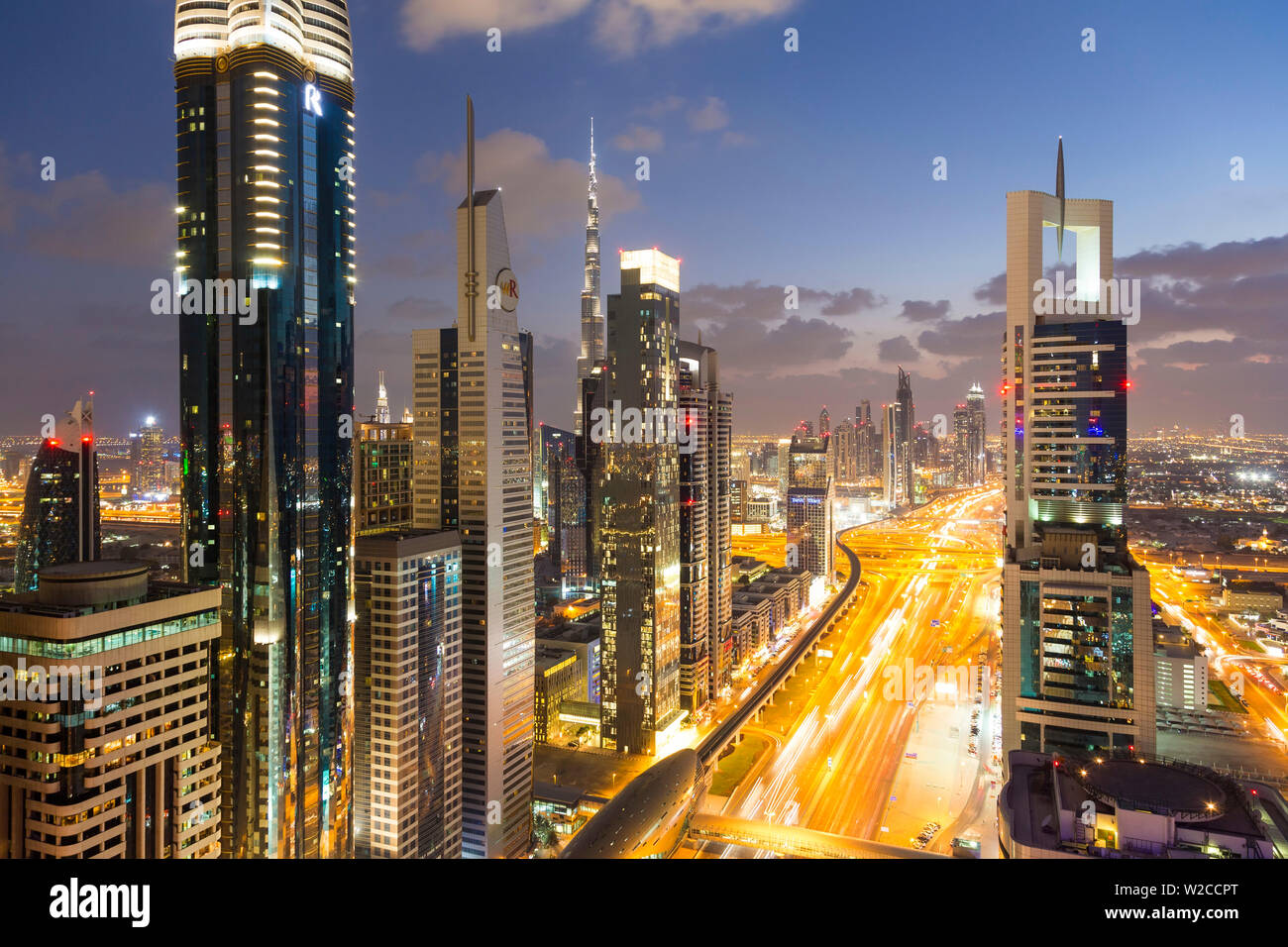Dämmerung & erhöhten Blick auf die modernen Wolkenkratzer an der Sheikh Zayed Road in Richtung der Burj Kalifa, Dubai, Vereinigte Arabische Emirate suchen Stockfoto