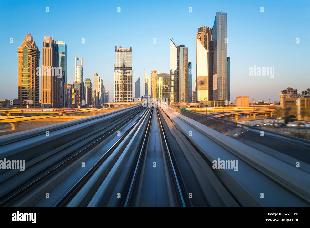 POV auf dem modernen fahrerlosen Dubai erhöhte Metro Schienensystem, entlang der Sheikh Zayed Road, Dubai, Vereinigte Arabische Emirate Stockfoto