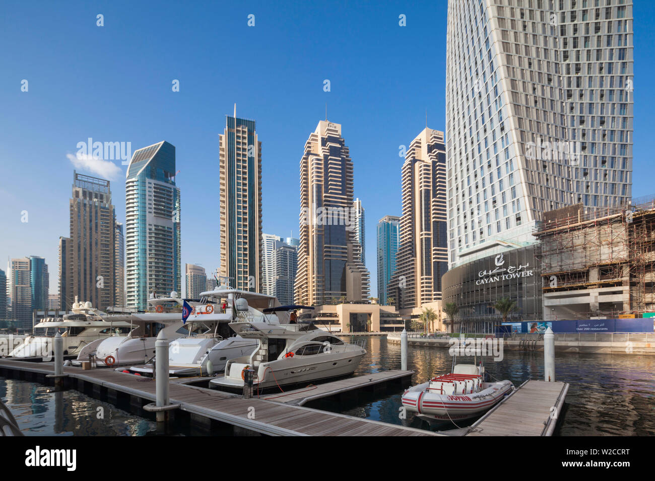 UAE, Dubai, Dubai Marina, hohe Gebäude einschließlich der twisted Cayan Tower, morgen Stockfoto