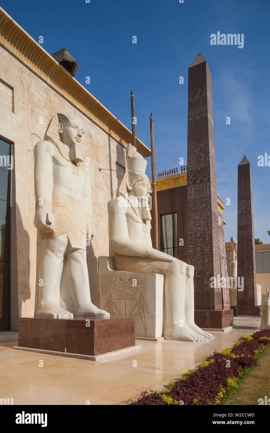 UAE, Dubai, Dubai Creek, Wafi City, Ägyptische thematische Entwicklung, ägyptischen Statuen Stockfoto
