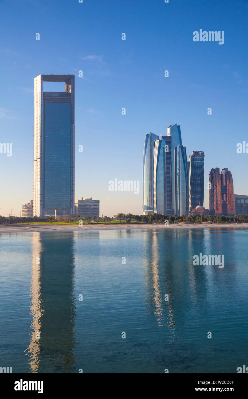 Die Vereinigten Arabischen Emirate, Abu Dhabi, Blick auf die Marina und die Skyline der Stadt in Richtung Abu Dhabi National Oil Company Headquarters suchen, Etihad Towers und das Royal Rose Hotel Stockfoto