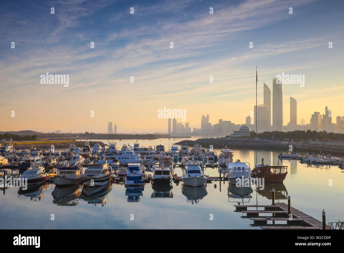 Die Vereinigten Arabischen Emirate, Abu Dhabi, Blick auf die Marina und die Stadt. Stockfoto