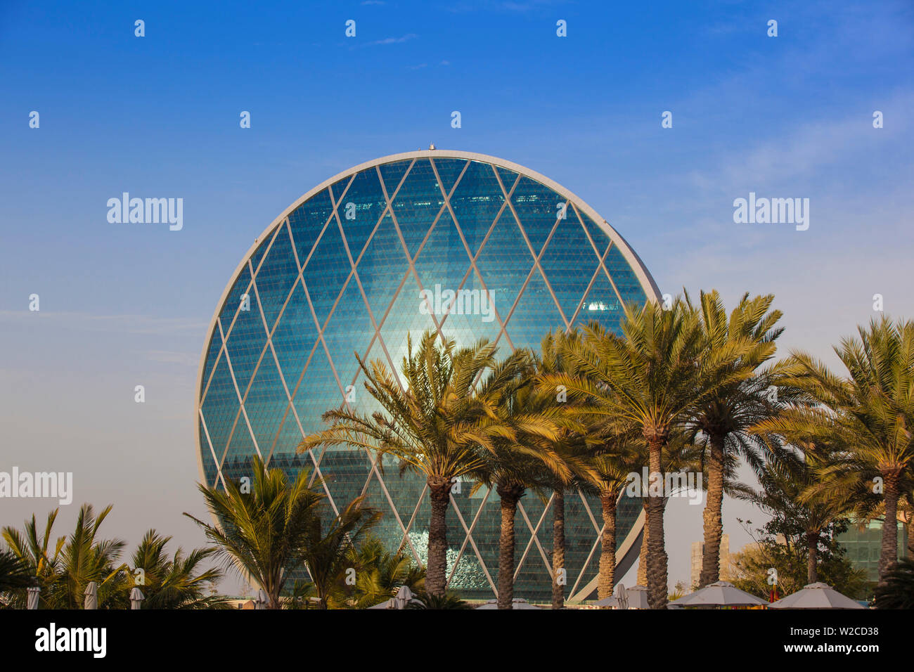 Die Vereinigten Arabischen Emirate, Abu Dhabi, Al Raha, Blick auf die Aldar Headquarters - er erste kreisförmige Gebäude im Nahen Osten Stockfoto