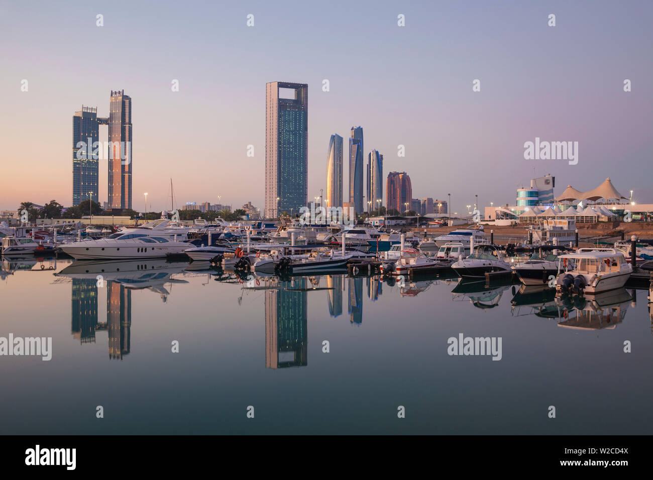 Die Vereinigten Arabischen Emirate, Abu Dhabi, Blick auf die Marina und die Skyline der Stadt in Richtung St. Regis Hotel, Abu Dhabi National Oil Company Headquarters, Etihad Towers, der Royal Rose Hotel suchen und rechts die Abu Dhabi International Marine Sports Club Stockfoto