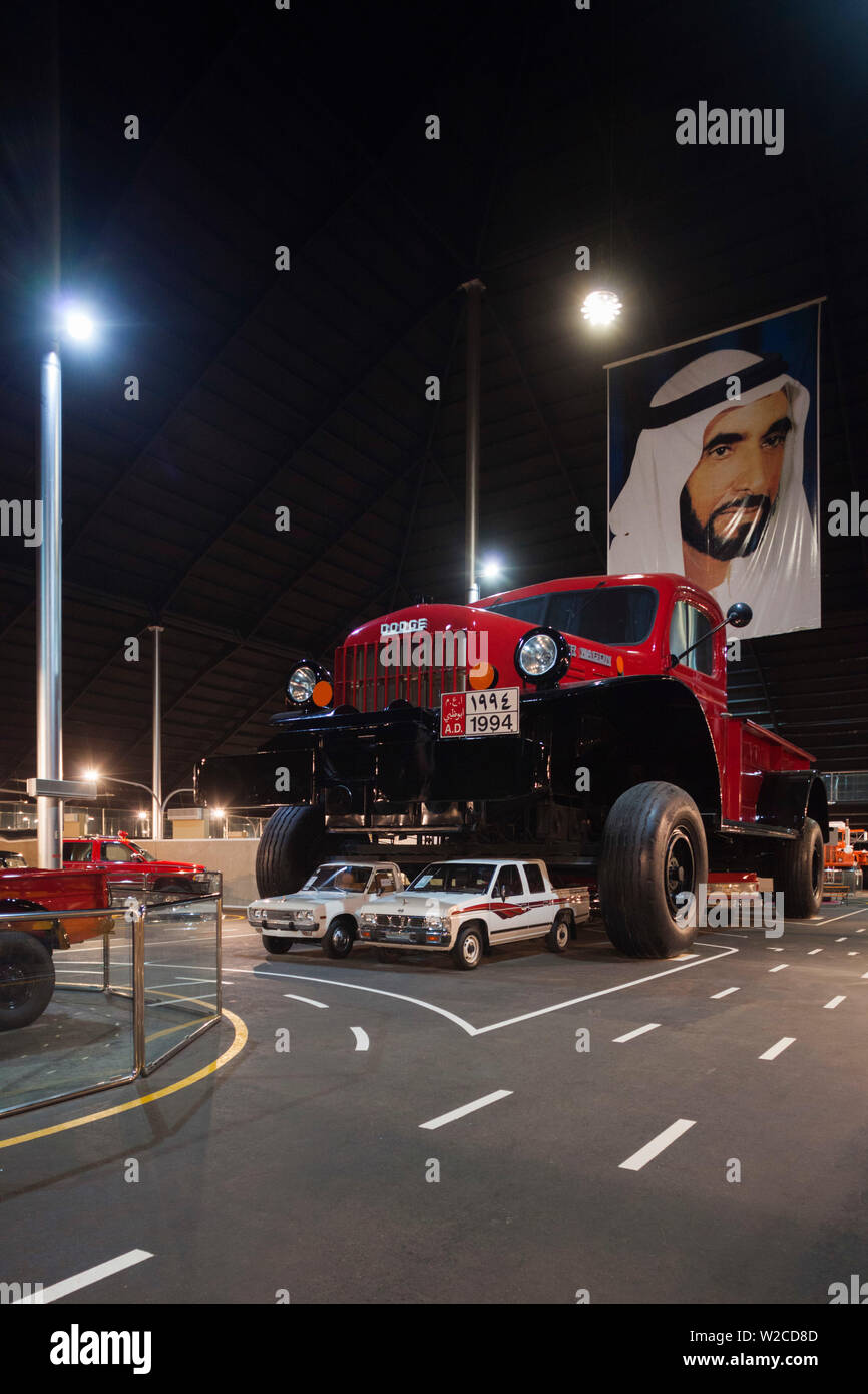 Vae, Abu Dhabi, Shanayl, Emirates National Car Museum, eine Sammlung von Scheich Hamad Bin Hamdan Al Nahyan, auch als Rainbow Sheikh, Dodge Power Wagon Monster Truck auf Bergbau LKW-Chassis bekannt Stockfoto