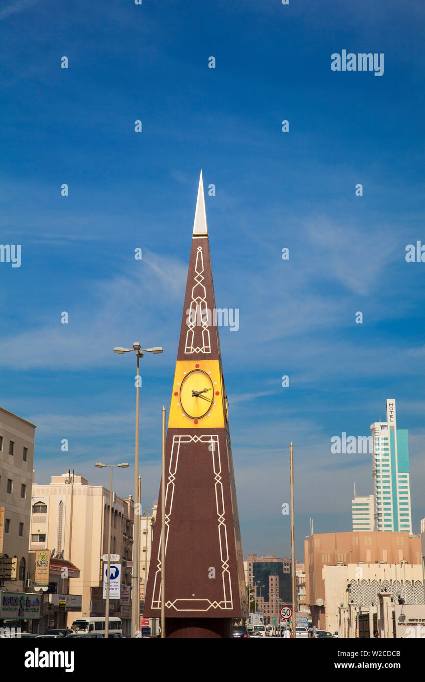 Bahrain, Manama, Uhrturm auf Ausstellungen Straße Stockfoto