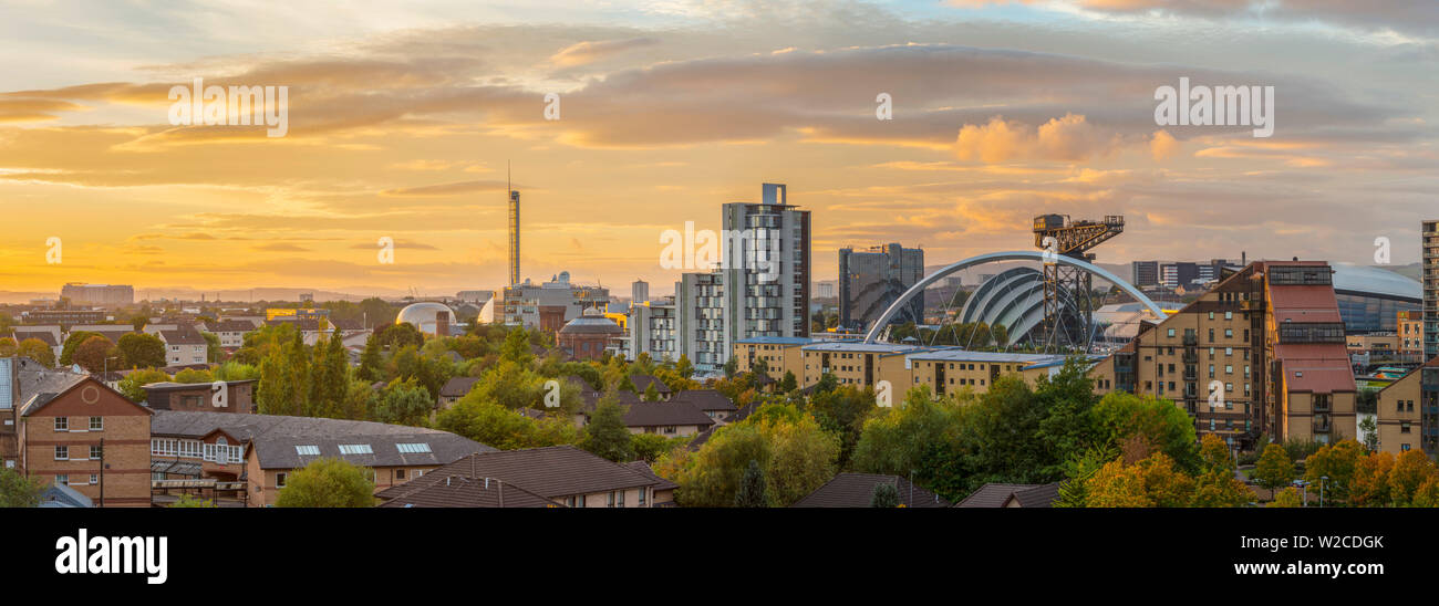 Großbritannien, Schottland, Glasgow, Schottischen Ausstellungs- und Konferenzzentrum SECC, nicknamed Armadillo und Glasgow Science Centre (links) Stockfoto