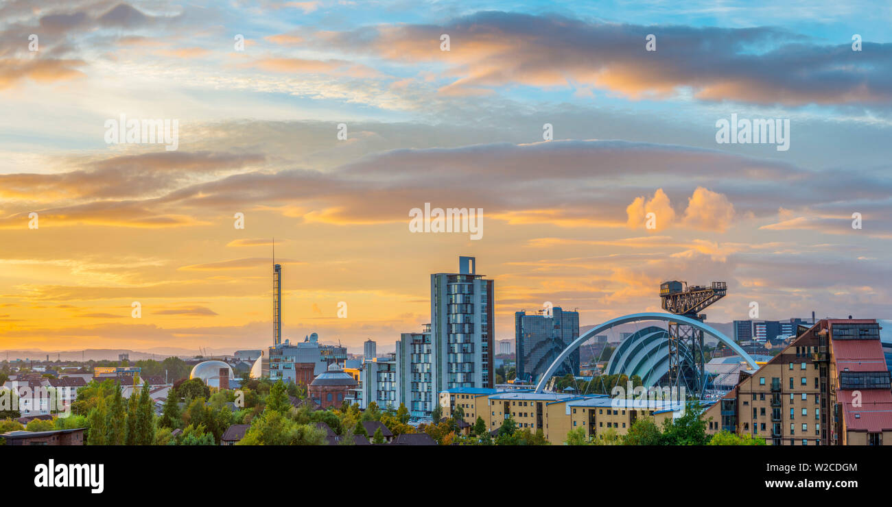 Großbritannien, Schottland, Glasgow, Schottischen Ausstellungs- und Konferenzzentrum SECC, nicknamed Armadillo und Glasgow Science Centre (links) Stockfoto