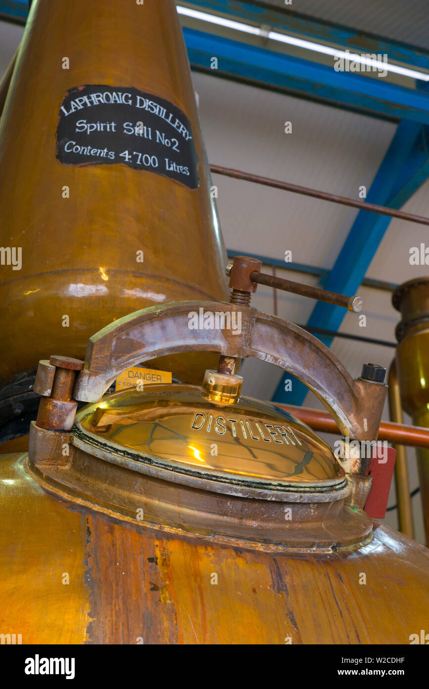 Großbritannien, Schottland, Argyll und Bute, Islay, Laphroaig Whisky Distillery, Kupfer Pot Stills Stockfoto
