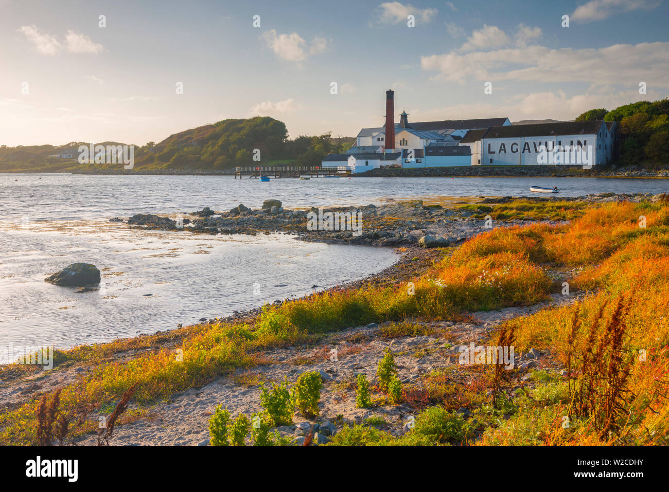 Großbritannien, Schottland, Argyll und Bute, Islay, Lagavulin Bay, Lagavulin Whisky Distillery Stockfoto