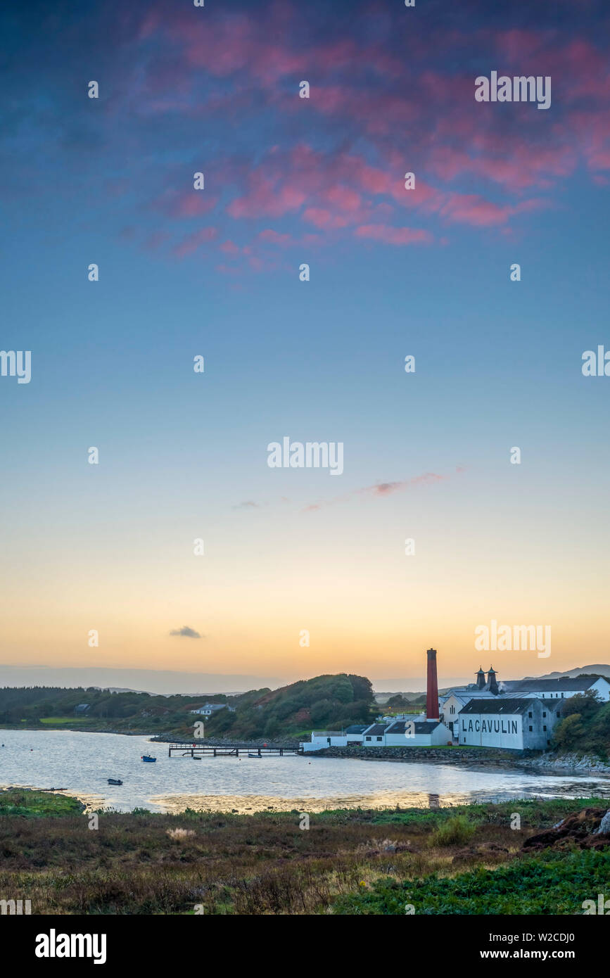 Großbritannien, Schottland, Argyll und Bute, Islay, Lagavulin Bay, Lagavulin Whisky Distillery Stockfoto