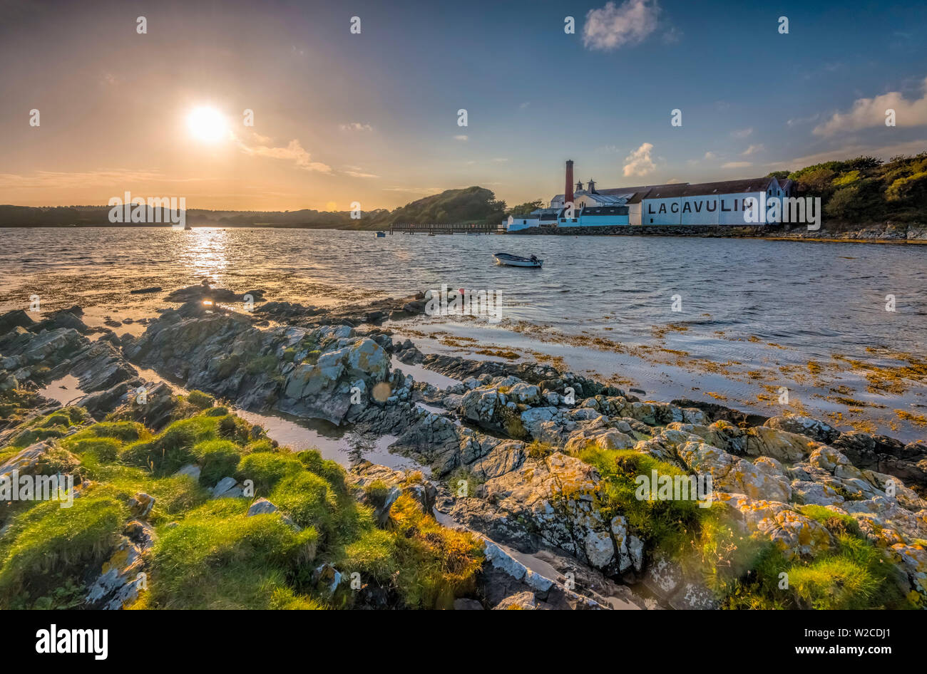 Großbritannien, Schottland, Argyll und Bute, Islay, Lagavulin Bay, Lagavulin Whisky Distillery Stockfoto