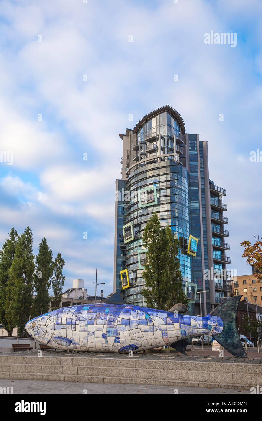 Großbritannien, Nordirland, Belfast, der große Fisch Skulptur und Bootsbau Stockfoto