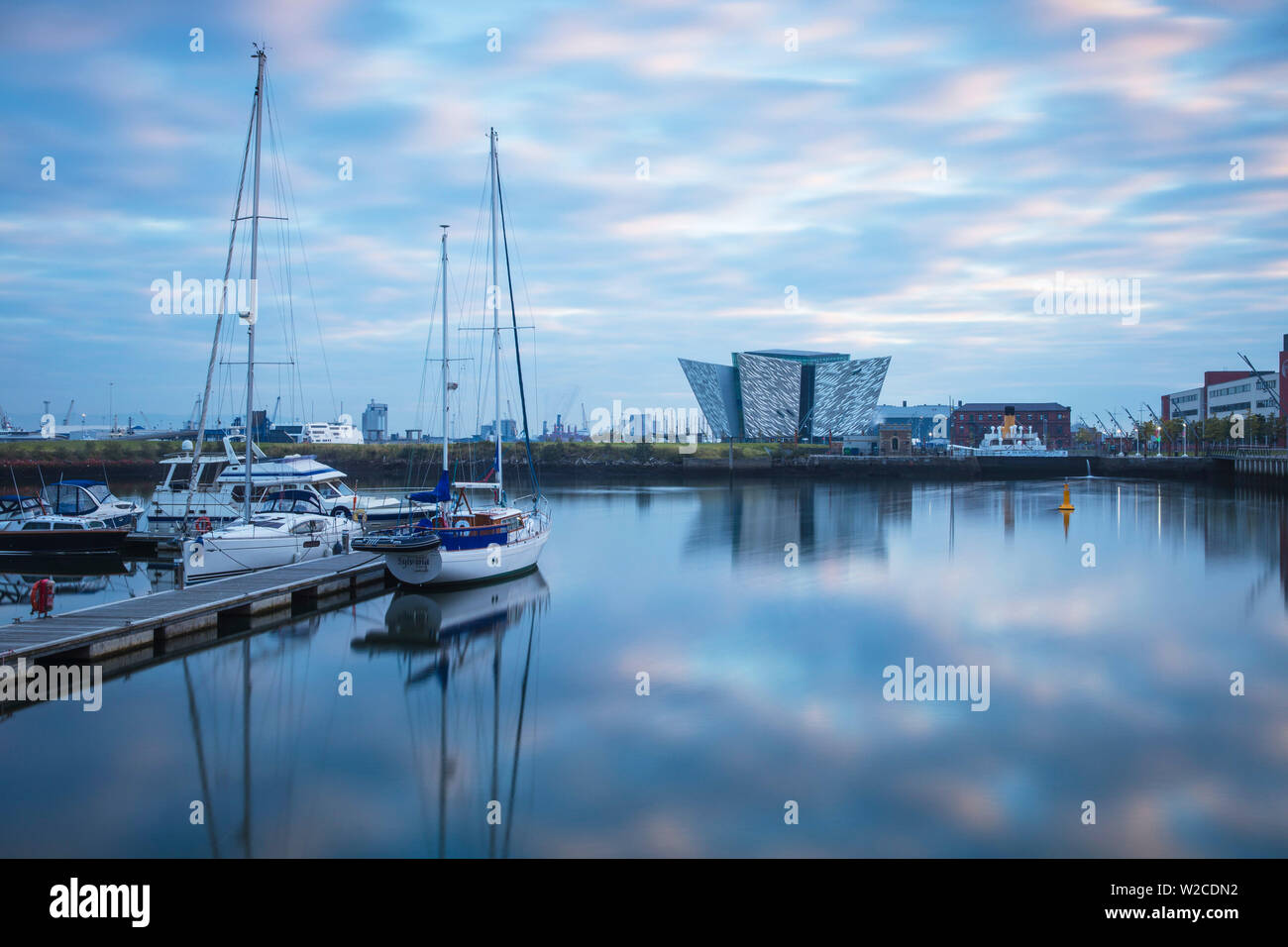 Großbritannien, Nordirland, Belfast, Blick auf die Titanic Belfast Museum und der SS Nomadic Stockfoto