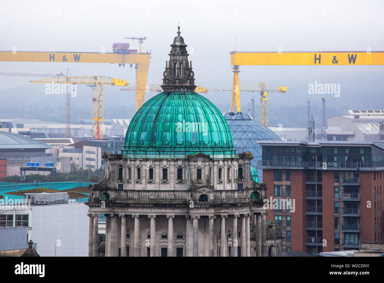 Großbritannien, Nordirland, Belfast, Rathaus mit Harland und Wolff Krane kennen, wie Samson und Goliath in der Entfernung Stockfoto