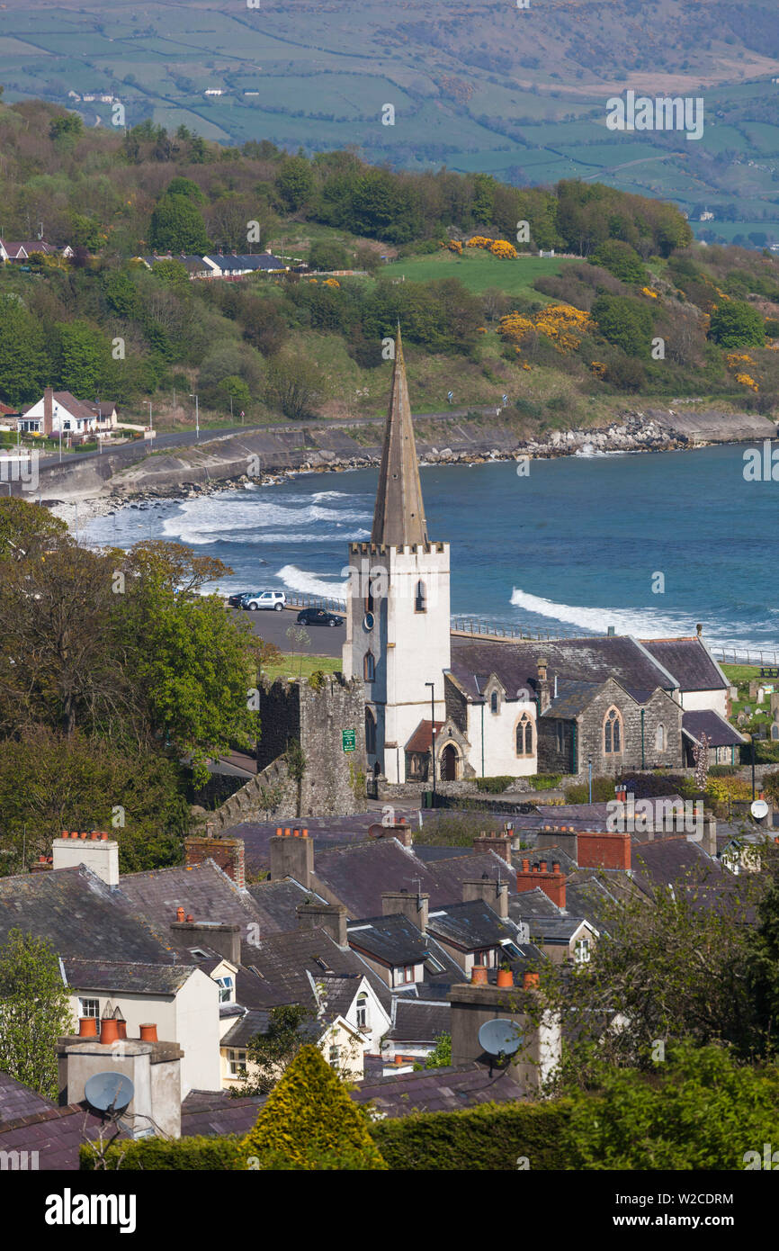 Großbritannien, Nordirland, County Antrim, Glenarm, erhöht mit Blick auf das Dorf Stockfoto