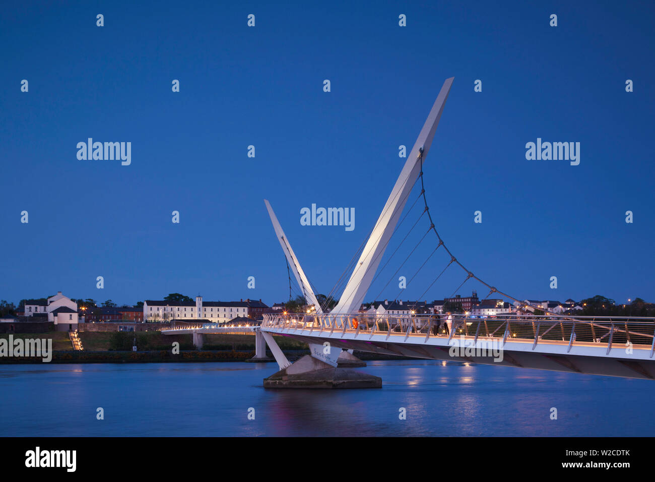 Großbritannien, Nordirland, County Londonderry, Derry, die Peace Bridge über den Fluss Foyle, Dämmerung 2011 Stockfoto