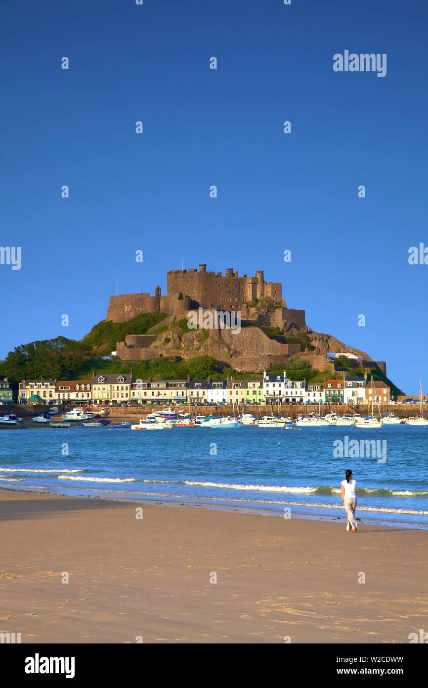 Mont Orgueil Castle und Gorey Strand und Hafen von Gorey, Jersey, Channel Islands (MR) Stockfoto