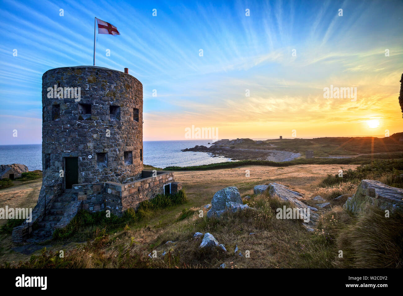 Sonnenaufgang am Martello Tower Nr. 5, L'Ancresse Bay, Guernsey, Channel Islands Stockfoto