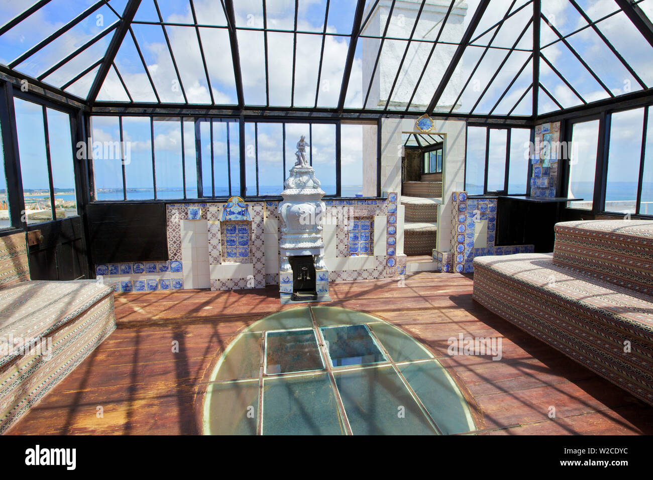 Victor Hugo's Arbeitsbereich mit Schreibtisch auf der rechten Ecke, Hauteville House, Victor Hugo's House, St. Peter Port, Guernsey, Channel Islands Stockfoto