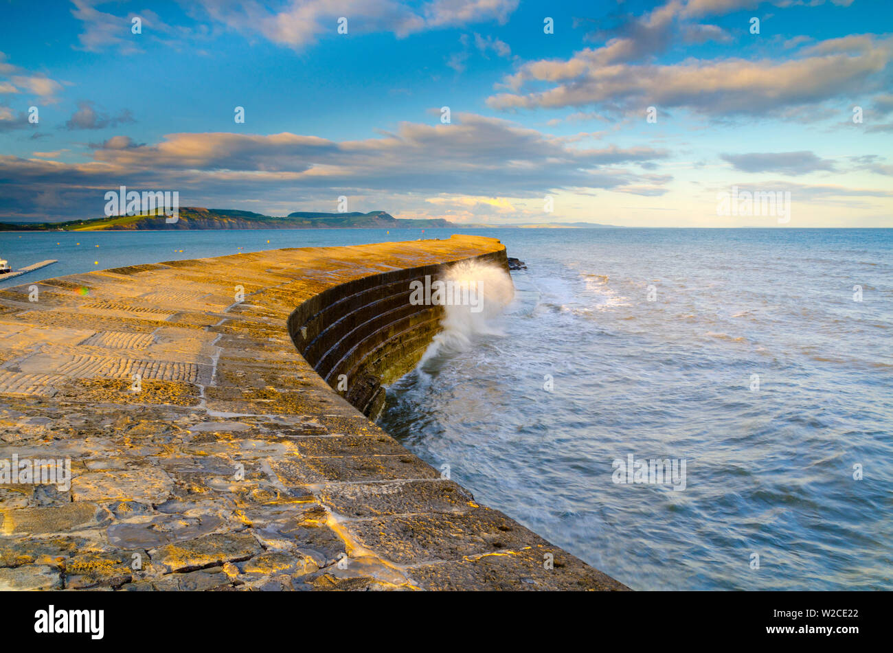 Großbritannien, England, Dorset, Lyme Regis, ein Tor der Stadt zum UNESCO-Weltkulturerbe der Jurassic Coast, der Cobb Hafenmauer Stockfoto