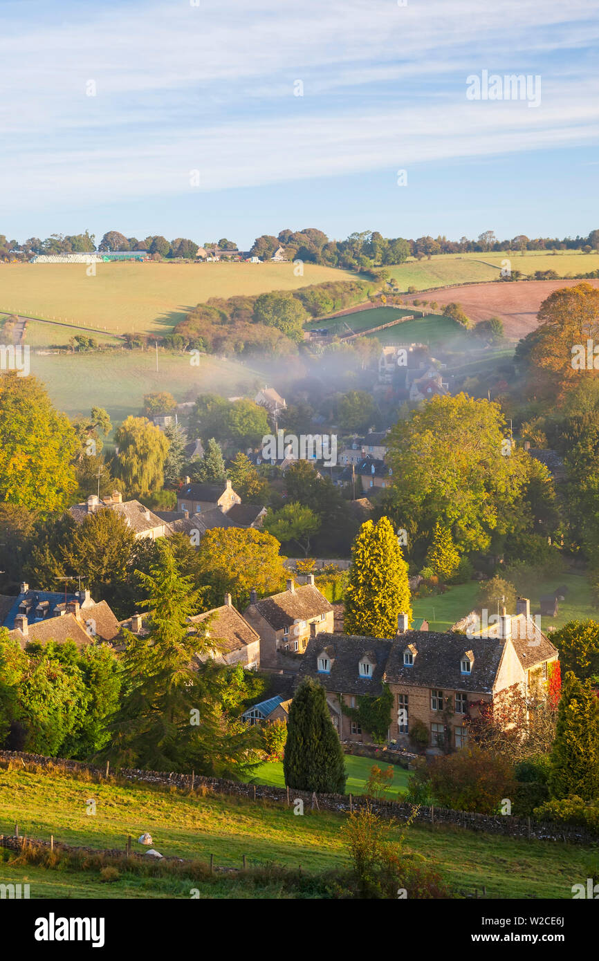 Naunton Dorf und Morgen Nebel, Naunton, Gloucestershire, Cotswolds, UK Stockfoto