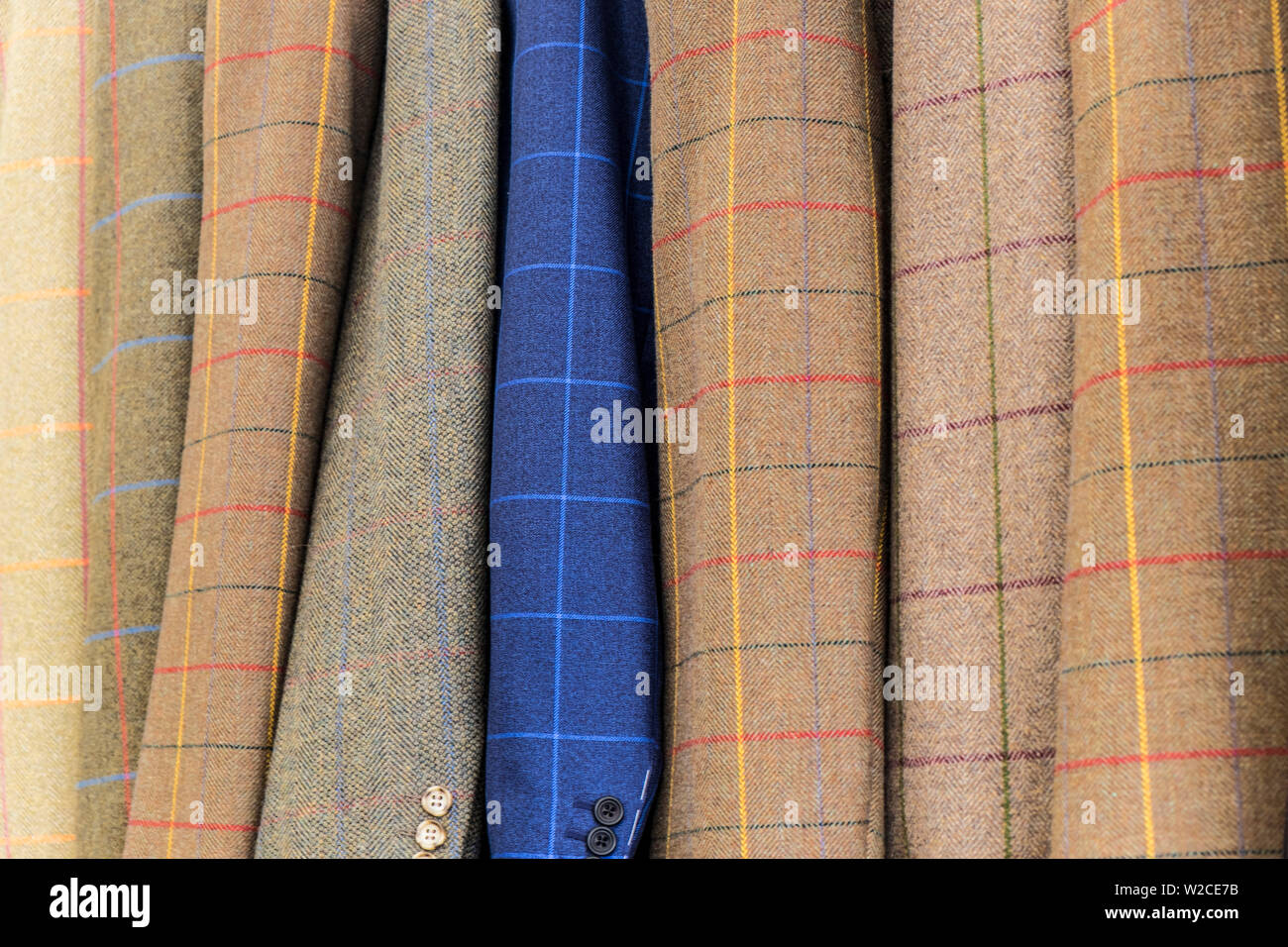 Tweed Jacken auf Schiene, Großbritannien Stockfoto