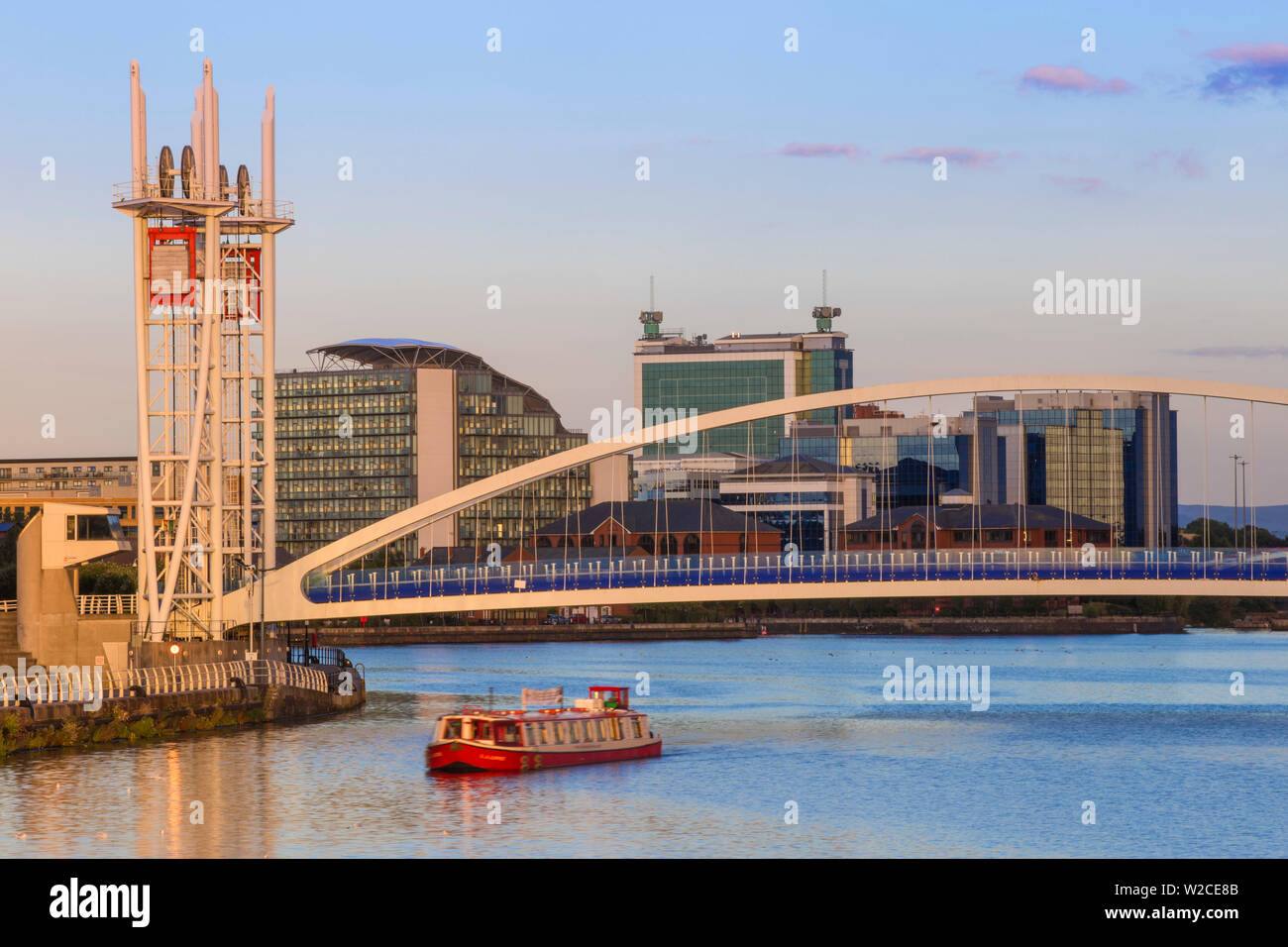 Großbritannien, England, Manchester, Salford, Salford Quays, Millennium Bridge auch als Lowry Bridge bekannt Stockfoto