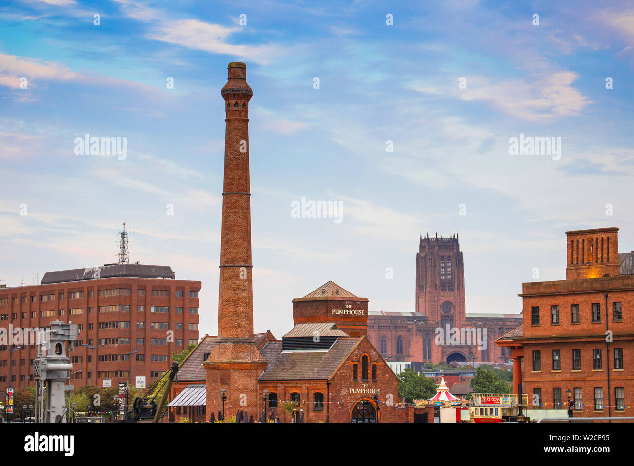 Vereinigtes Königreich, England, Merseyside, Liverpool, Albert Docks, Blick auf das Pumpenhaus mit Liverpool Cathedral in der Entfernung Stockfoto
