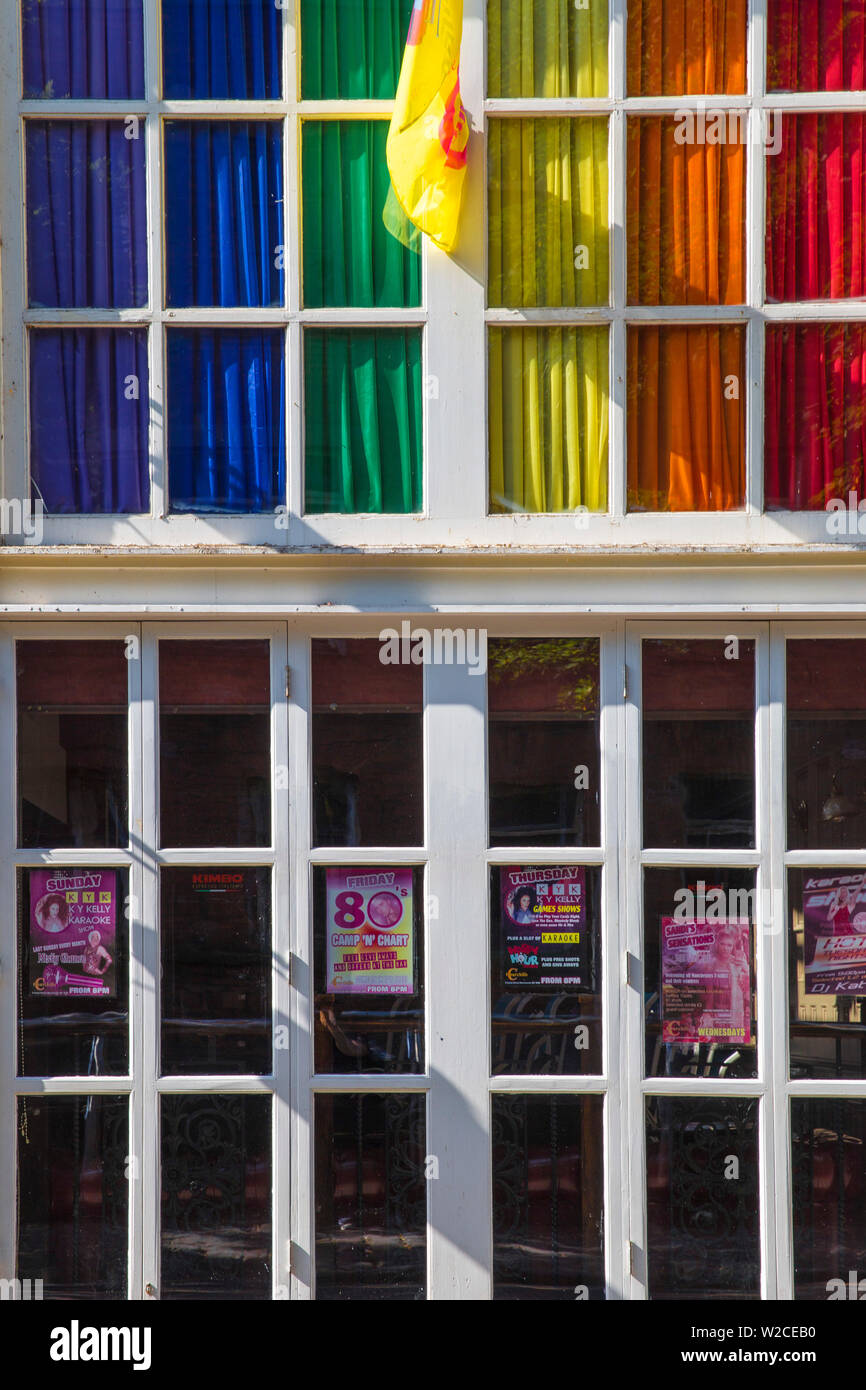 Vereinigtes Königreich, England, Greater Manchester, Manchester, Canal Street, ein Gebäude in der Manchester Gay Village mit bunten Vorhängen Stockfoto