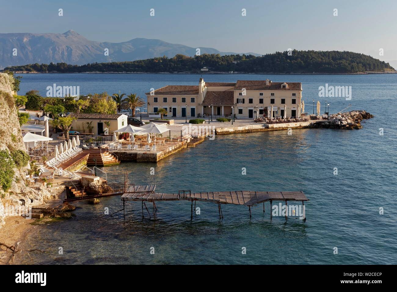 Strand von Faliraki und Vido Insel im Morgenlicht, Korfu Stadt, Insel Korfu, Ionische Inseln, Griechenland Stockfoto