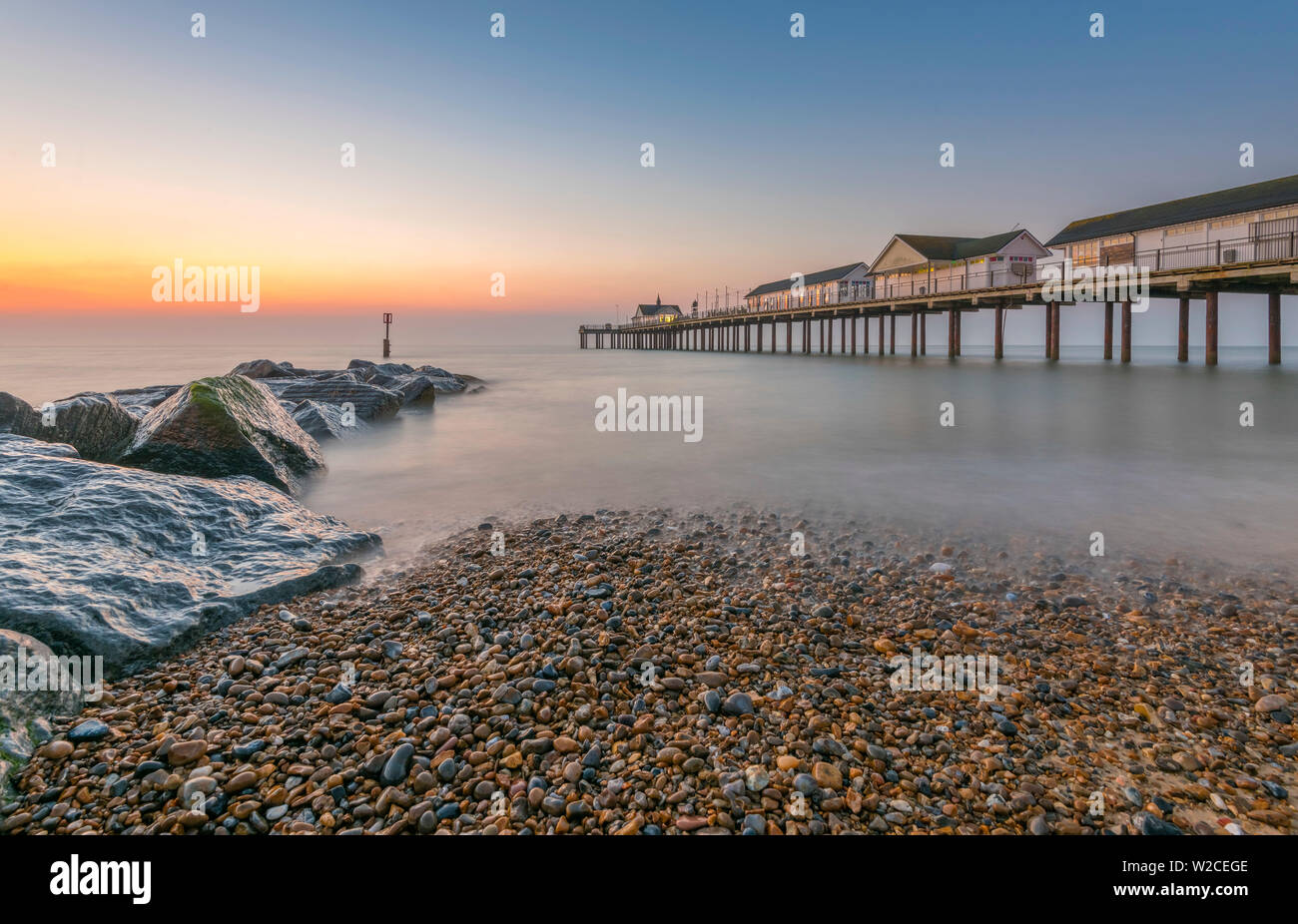 Großbritannien, England, Southwold, Suffolk, Southwold Pier in der Morgendämmerung Stockfoto