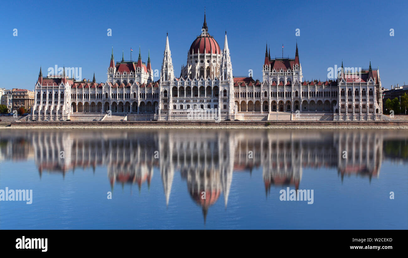 Budapest bei Tag mit Reflexion im Wasser Stockfoto