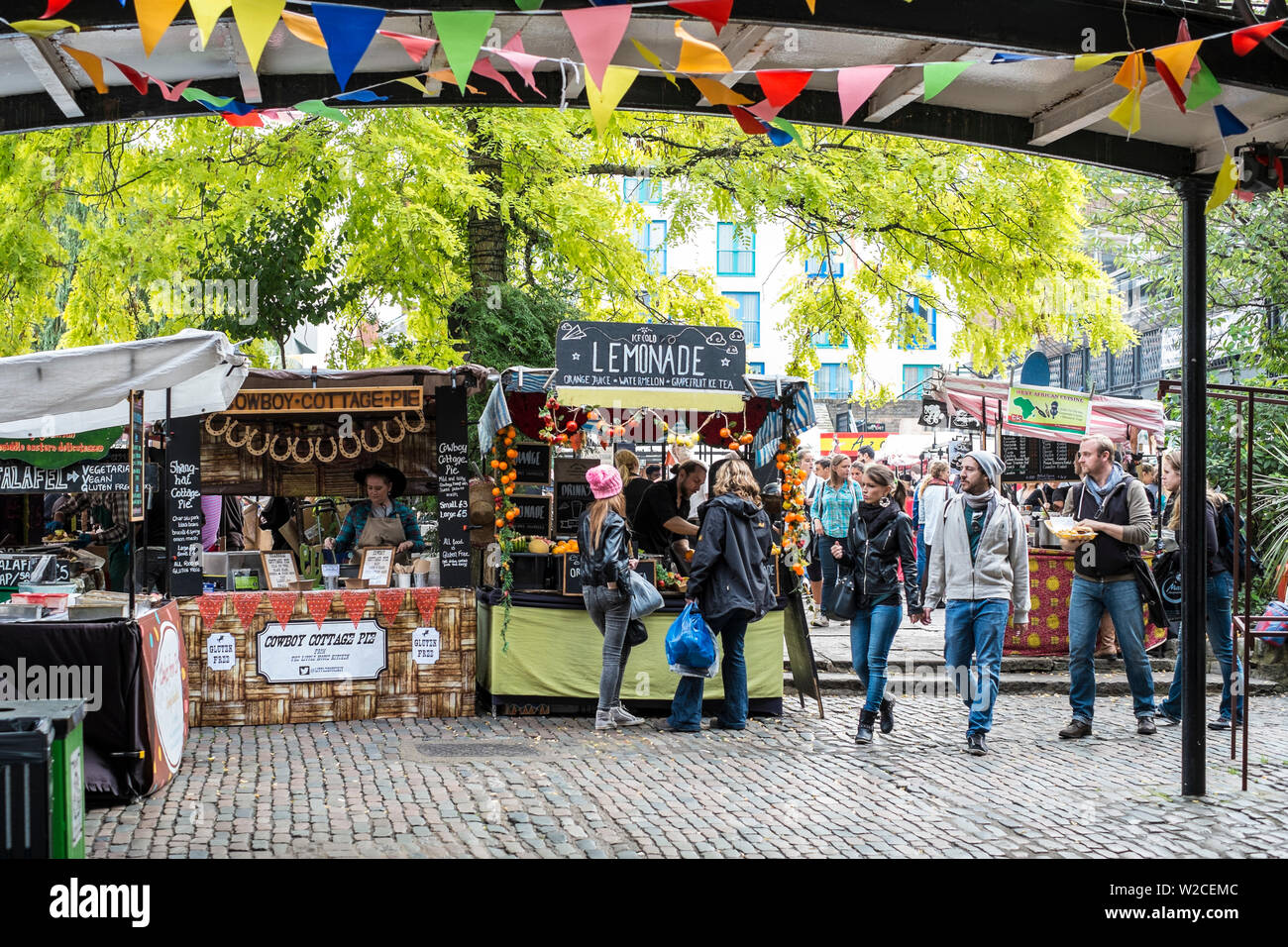 Essensstände am Camden Lock Market, London, England Stockfoto