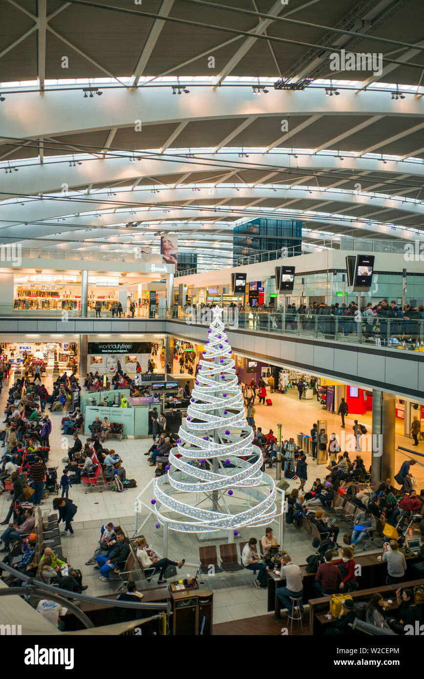 England, London, Heathrow International Airport, Terminal 5, erhöhten Blick Mann Lobby mit Weihnachtsbaum Stockfoto