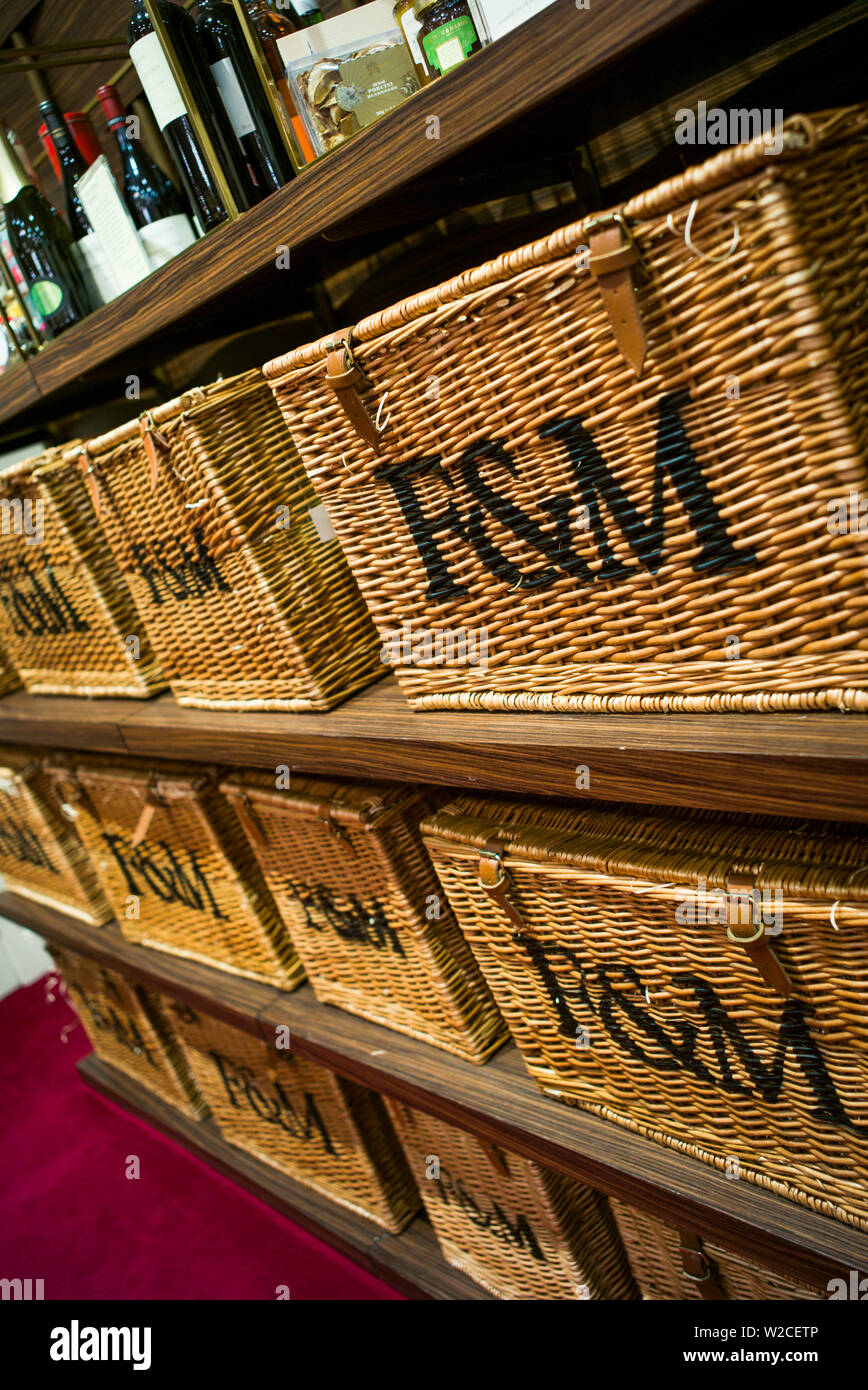 England, London, St. James, Fortnum and Mason speichern, Picknickkorb Stockfoto England, London, St. James, Fortnum and Mason speichern, Picknickkorb Stockfoto